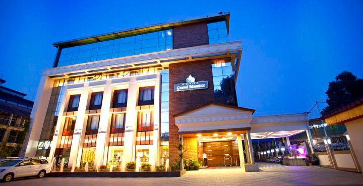Отель Radisson Srinagar Экстерьер фото