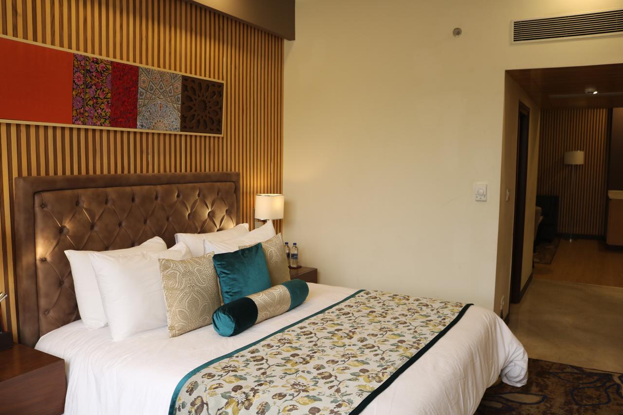 Отель Radisson Srinagar Экстерьер фото